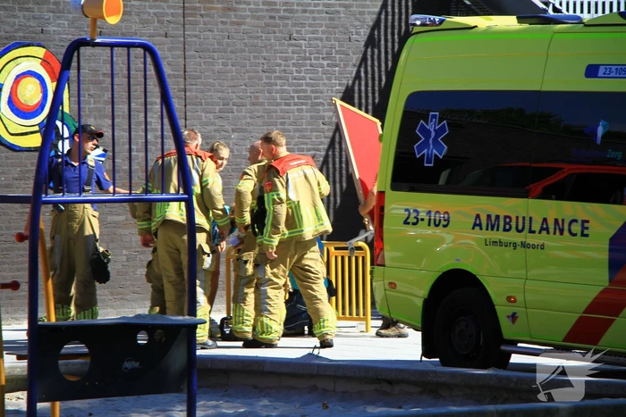 Kind zit met hoofd vast in voetbaldoel op schoolplein