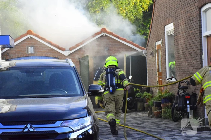 Hevige brand in garageboxen