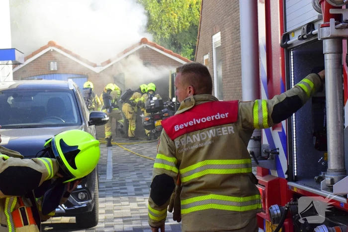 Hevige brand in garageboxen