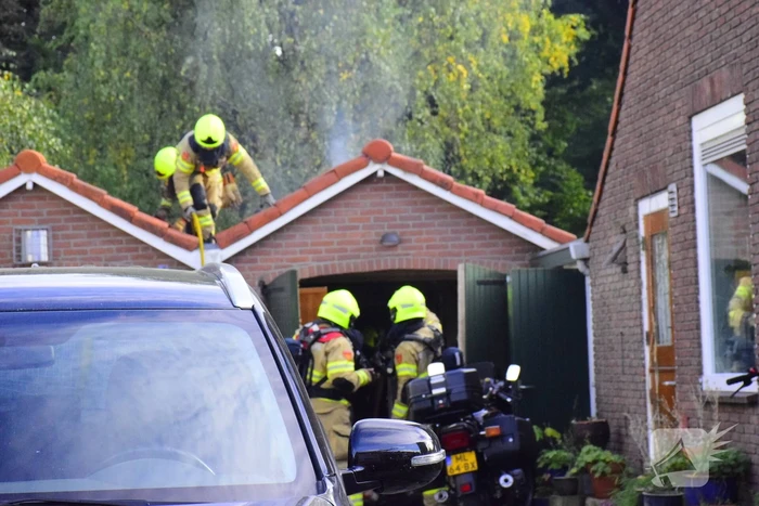 Hevige brand in garageboxen