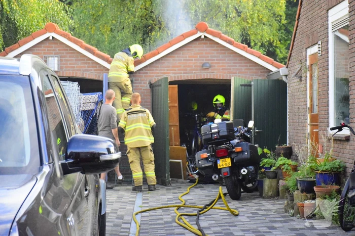 Hevige brand in garageboxen