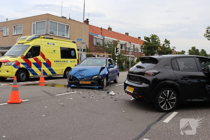 Kindje gewond bij botsing op kruising