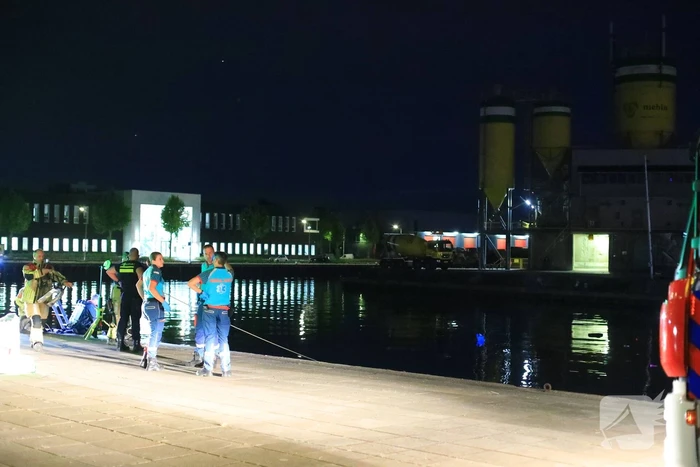 Grote zoekactie nadat auto te water raakt