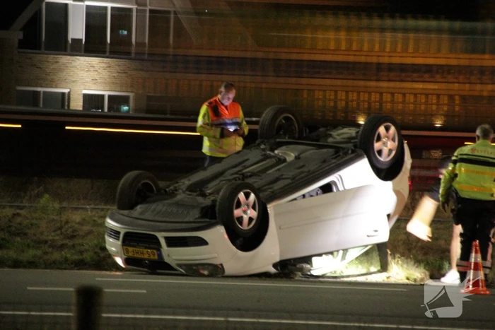 Auto slaat over de kop op snelweg