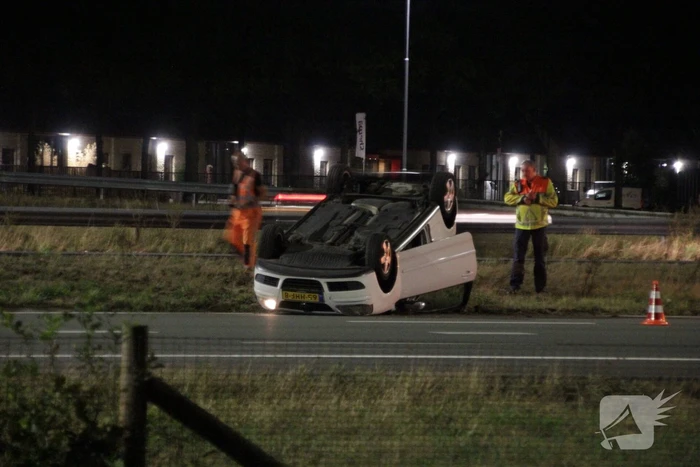 Auto slaat over de kop op snelweg