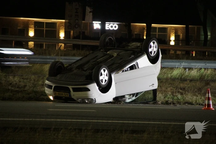 Auto slaat over de kop op snelweg