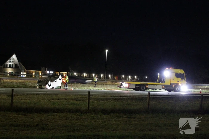 Auto slaat over de kop op snelweg