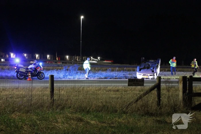 Auto slaat over de kop op snelweg