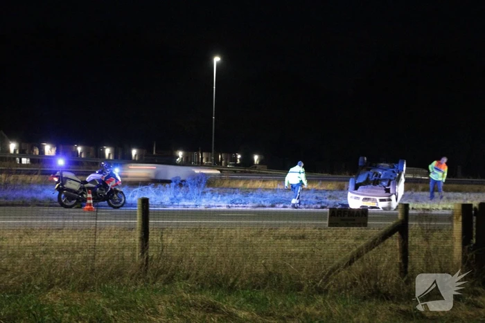Auto slaat over de kop op snelweg