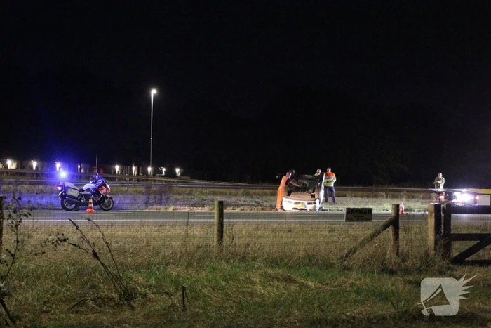 Auto slaat over de kop op snelweg