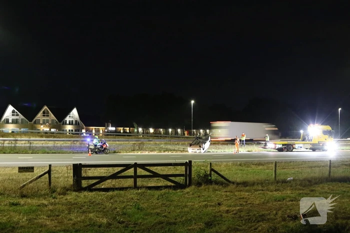 Auto slaat over de kop op snelweg