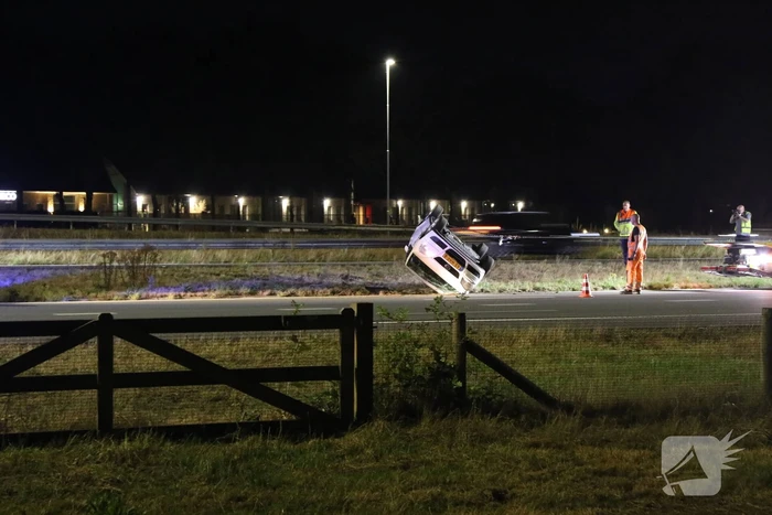 Auto slaat over de kop op snelweg