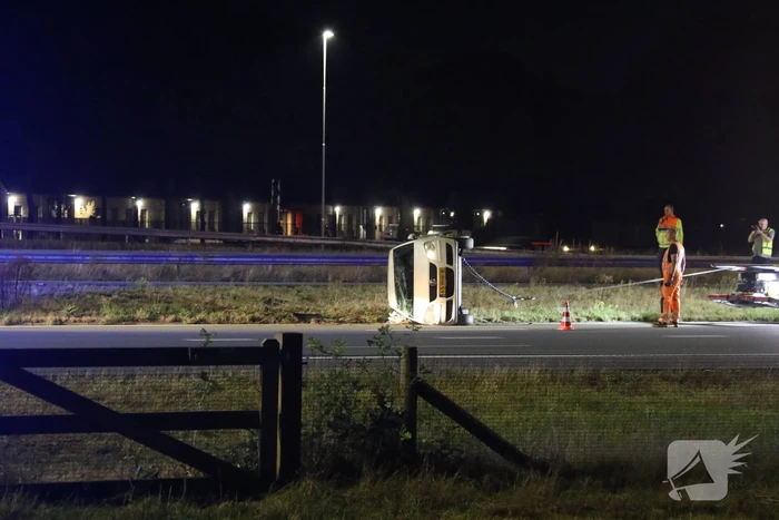 Auto slaat over de kop op snelweg