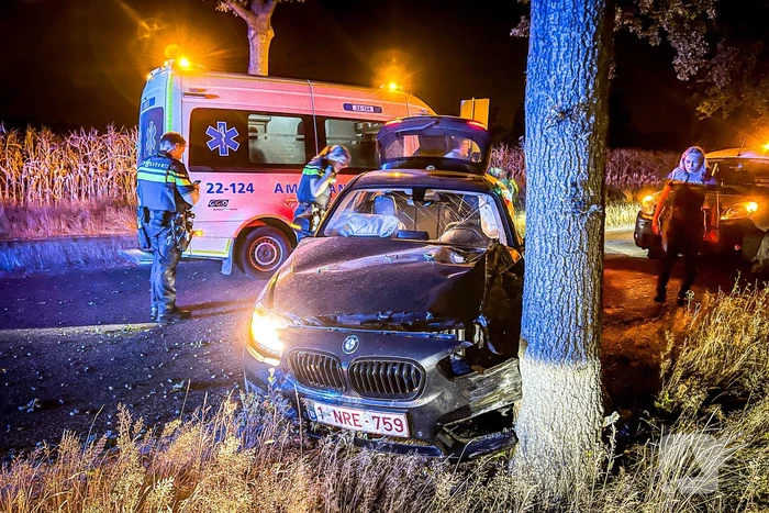 Bestuurster botst met auto tegen boom