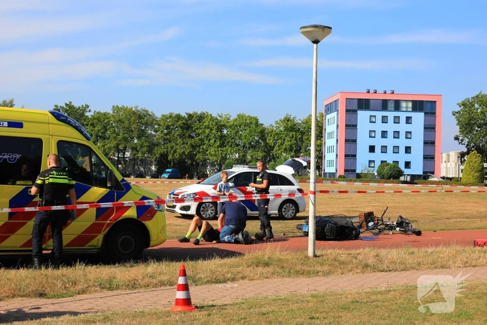 Wielrenner en scooterrijder botsen op fietspad