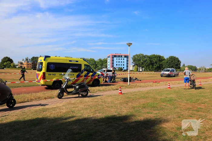 Wielrenner en scooterrijder botsen op fietspad