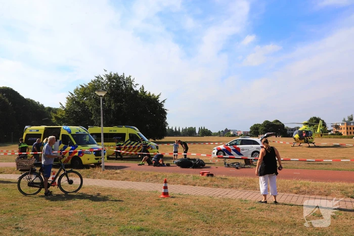 Wielrenner en scooterrijder botsen op fietspad