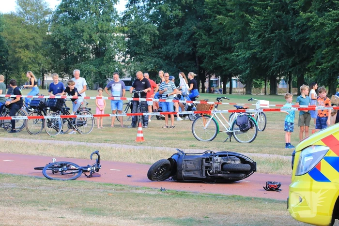 Wielrenner en scooterrijder botsen op fietspad