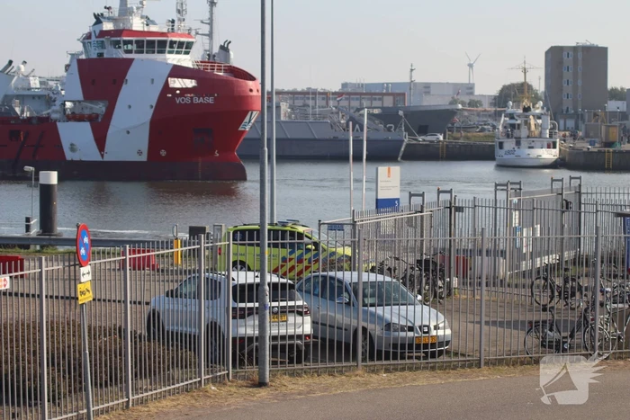 Traumahelikopter landt op terrein Koninklijke Marine voor rendez-vous