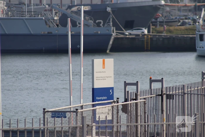 Traumahelikopter landt op terrein Koninklijke Marine voor rendez-vous