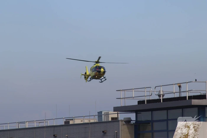 Traumahelikopter landt op terrein Koninklijke Marine voor rendez-vous