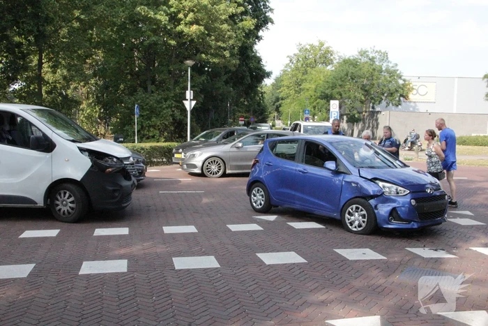 Flinke schade bij botsing tussen auto en bestelbus