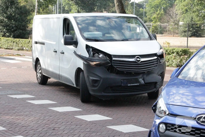 Flinke schade bij botsing tussen auto en bestelbus