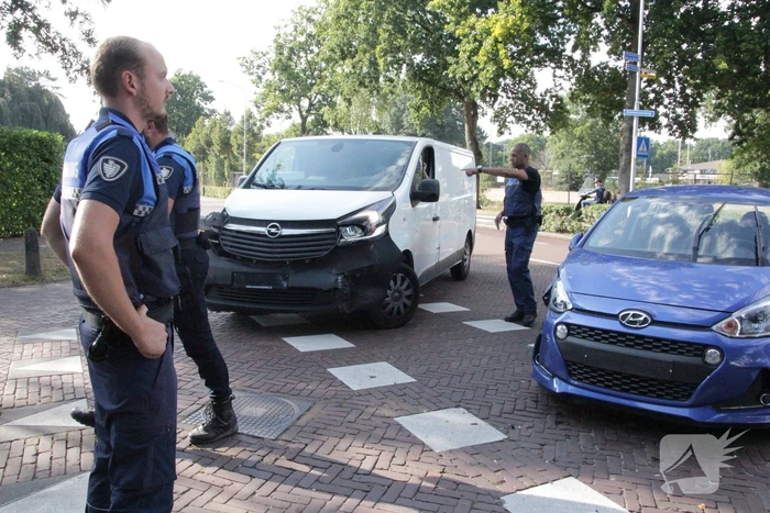 Flinke schade bij botsing tussen auto en bestelbus