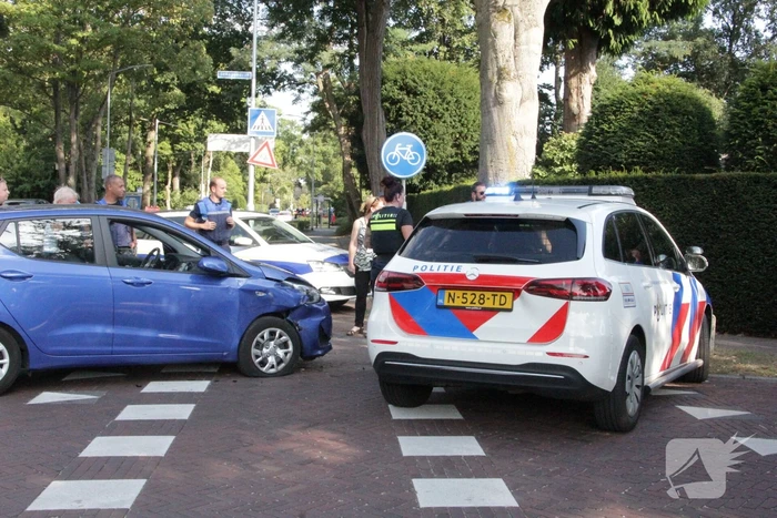 Flinke schade bij botsing tussen auto en bestelbus