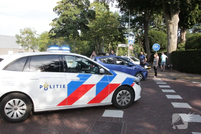 Flinke schade bij botsing tussen auto en bestelbus