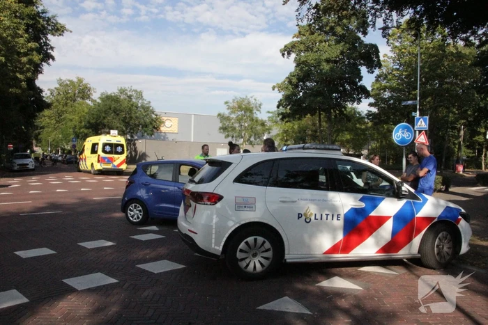 Flinke schade bij botsing tussen auto en bestelbus