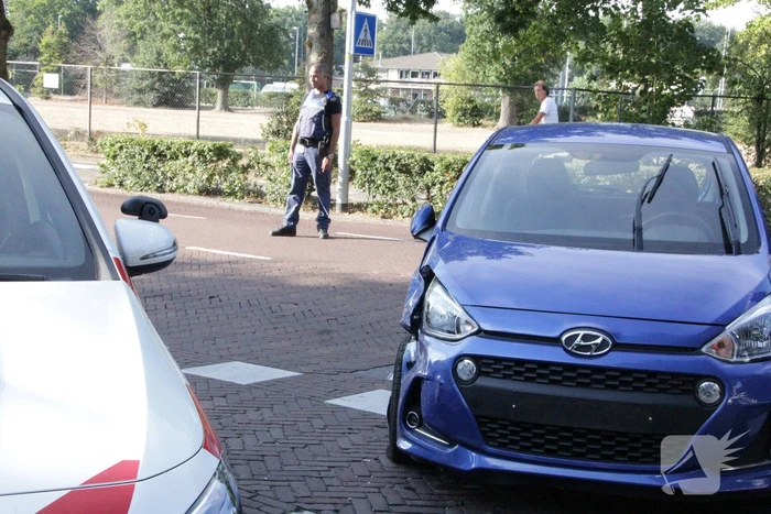 Flinke schade bij botsing tussen auto en bestelbus