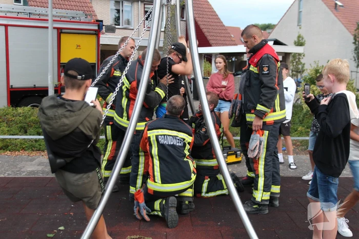 Klemzittende jongen bevrijdt uit schommel