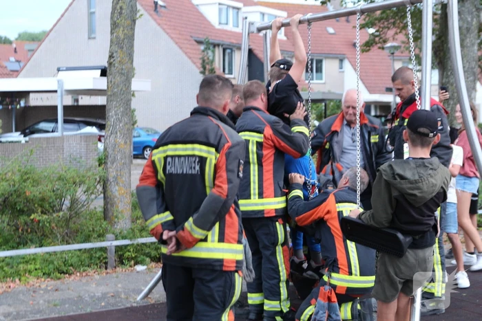 Klemzittende jongen bevrijdt uit schommel