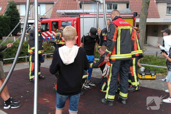 Klemzittende jongen bevrijdt uit schommel
