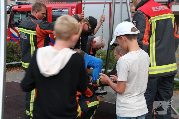 Klemzittende jongen bevrijdt uit schommel