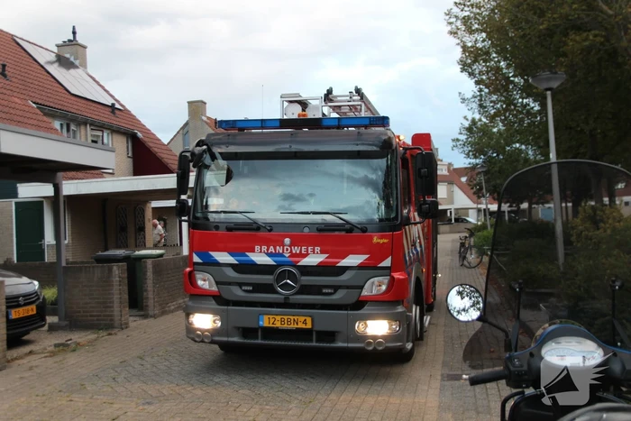 Klemzittende jongen bevrijdt uit schommel