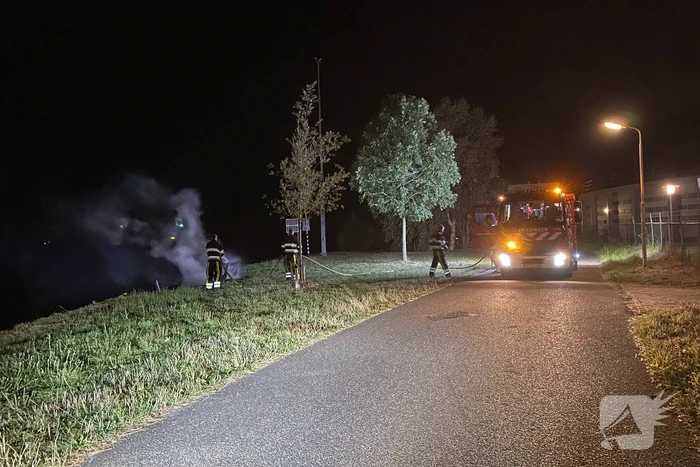 Bank vliegt in brand in buitenruimte