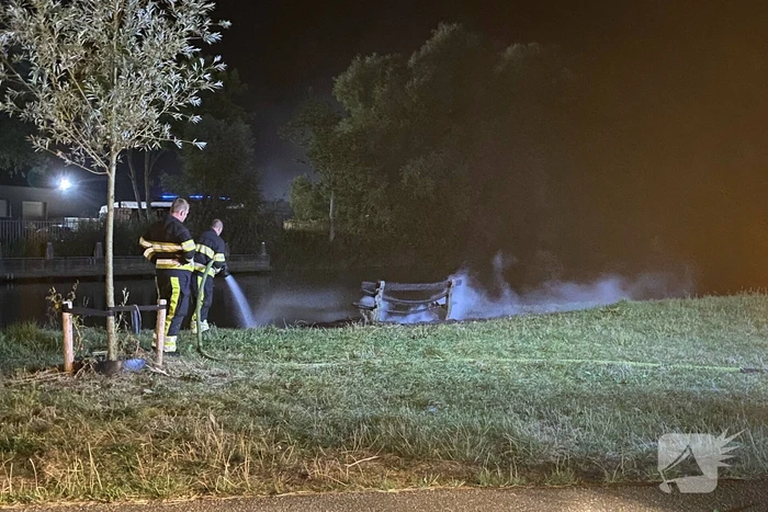 Bank vliegt in brand in buitenruimte