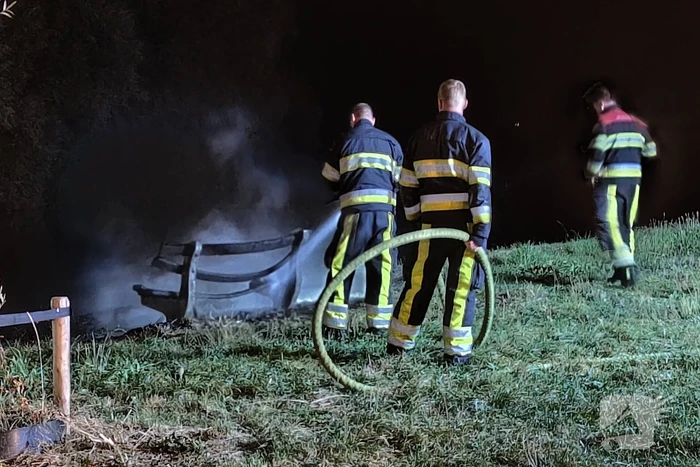 Bank vliegt in brand in buitenruimte