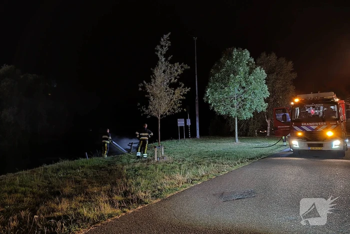 Bank vliegt in brand in buitenruimte