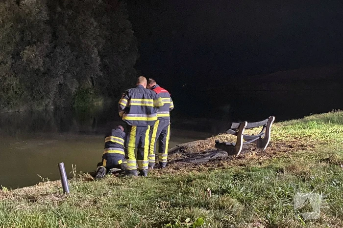 Bank vliegt in brand in buitenruimte