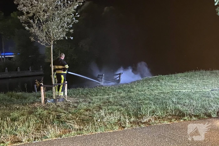 Bank vliegt in brand in buitenruimte