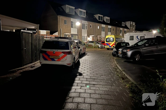 Traumateam assisteert ambulancepersoneel in woning