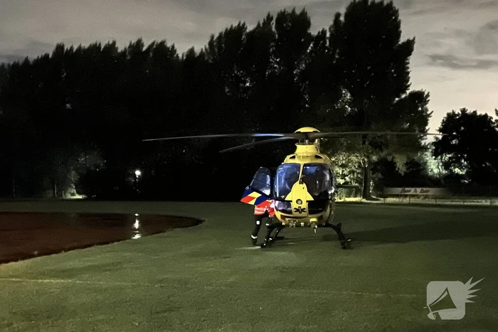 Traumateam assisteert ambulancepersoneel in woning
