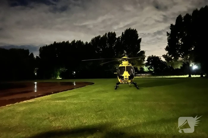 Traumateam assisteert ambulancepersoneel in woning