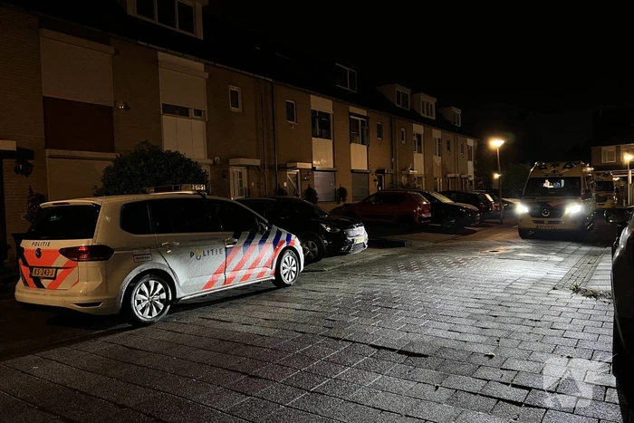 Traumateam assisteert ambulancepersoneel in woning