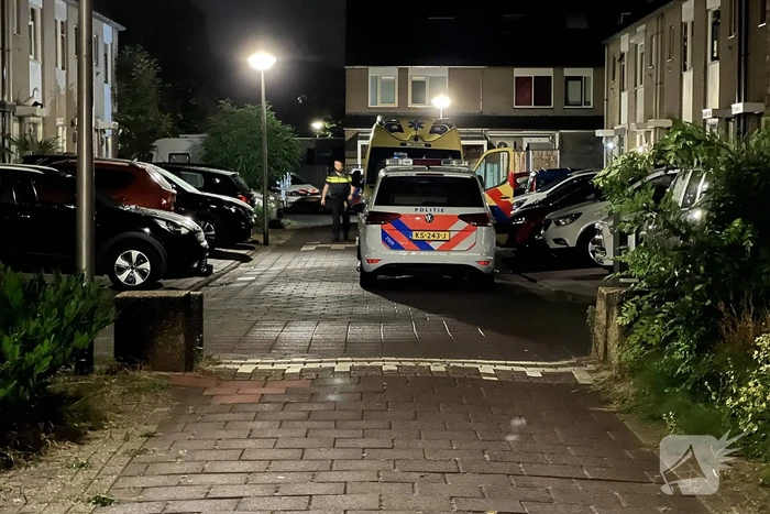 Traumateam assisteert ambulancepersoneel in woning