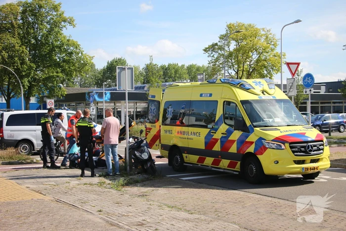 Scooterrijder aangereden door bestelbus