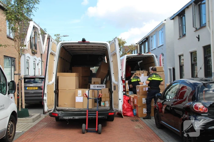 Pakketbezorger botst tegen bouwcontainer en knalt tegen woning